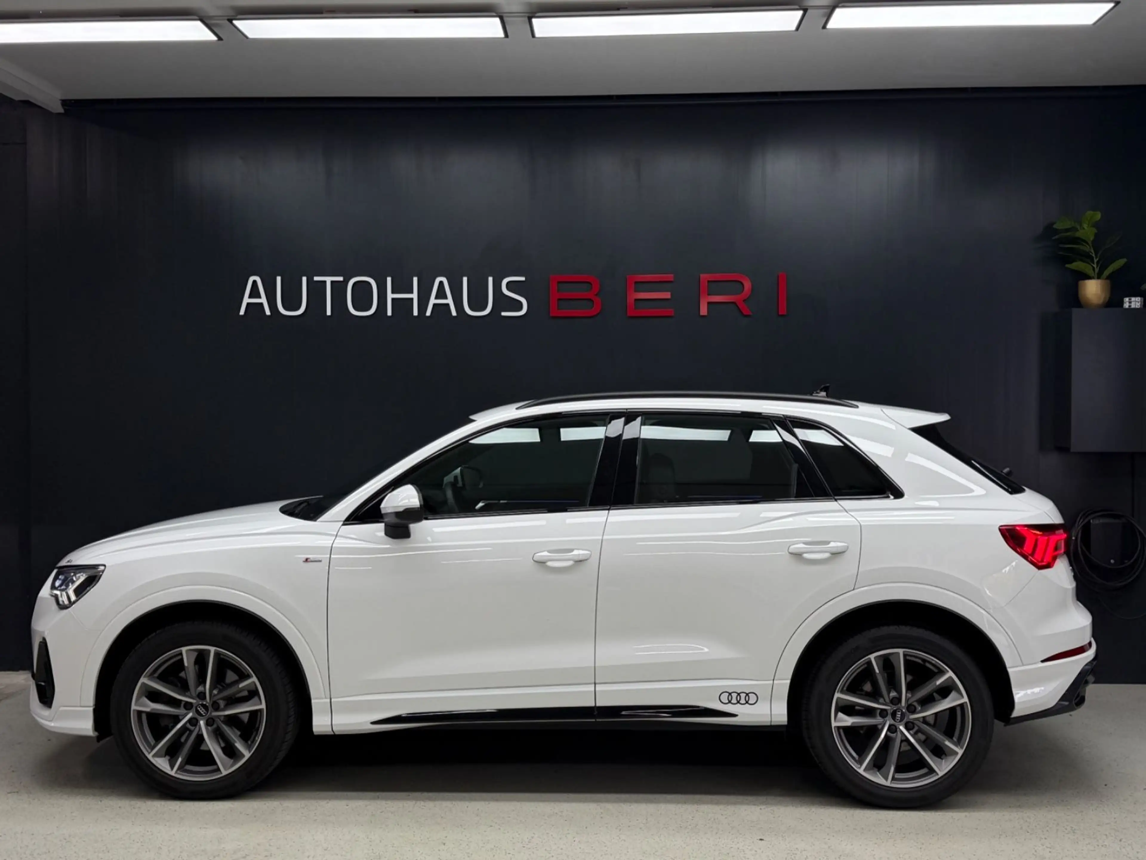 Audi Q3 40 TFSI quattro S line*Virtual*Black*KEYLESS — photo 4
