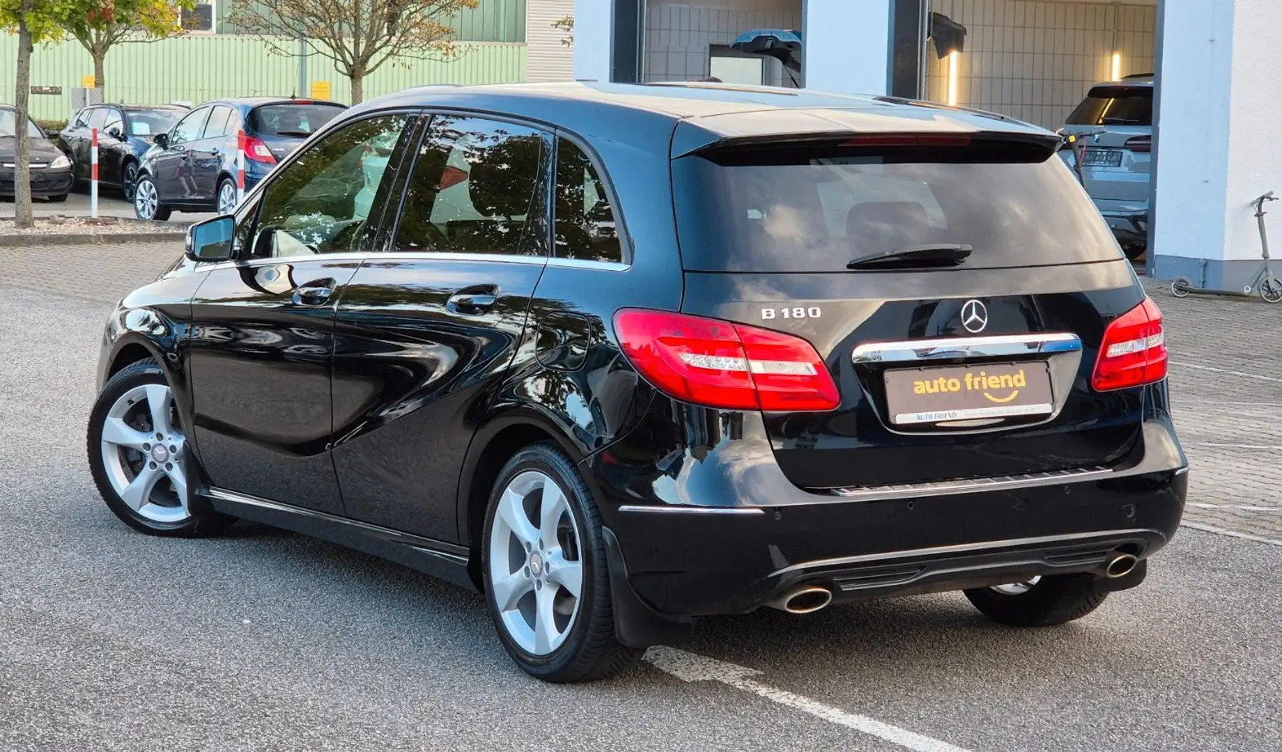 Mercedes-Benz B 180 Sport-Paket LEDER/XENON/KAMERA/SHZ/PDC Schwarz - 2