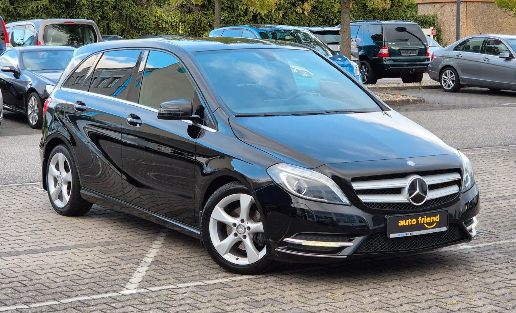Mercedes-Benz B 180 Sport-Paket LEDER/XENON/KAMERA/SHZ/PDC Schwarz - 1