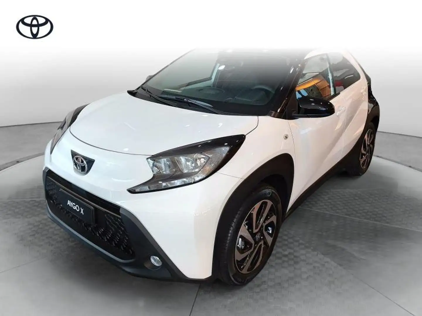 Toyota Aygo X 1.0 VVT-i 72 CV 5 porte Trend Bianco - 1