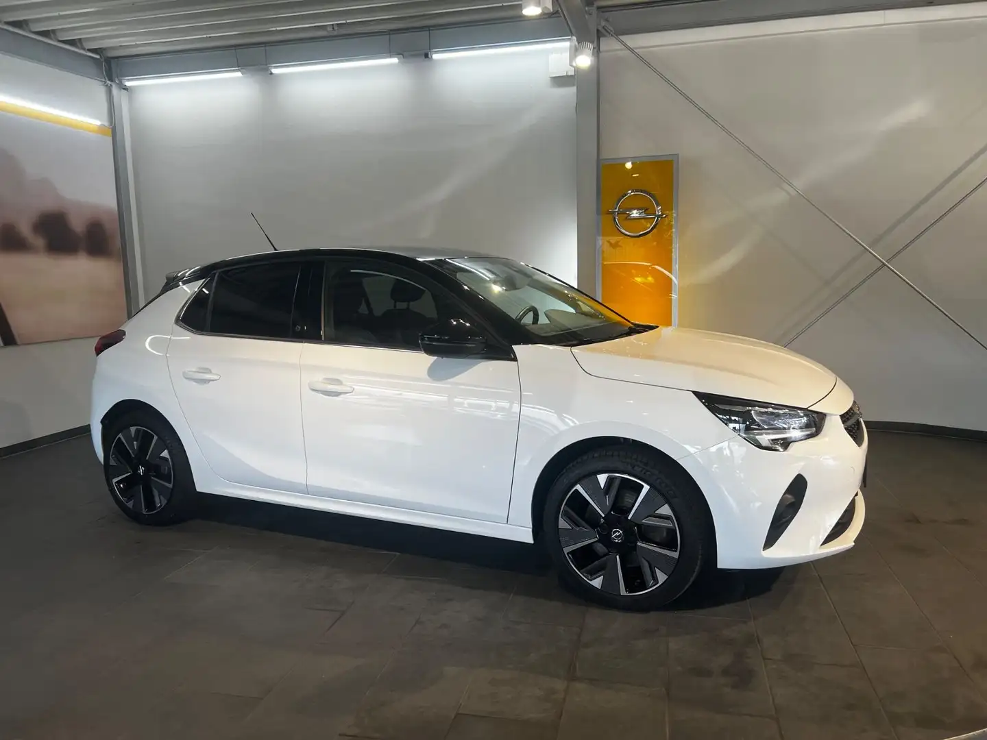 Opel Corsa F e First Edition +Navi+LED+SHZ+Kamera+ Blanco - 2