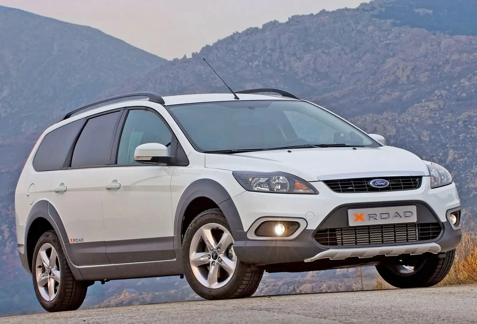 Ford Focus Focus Turnier 1.8 X Road Benziner Top Zustand Silber - 1