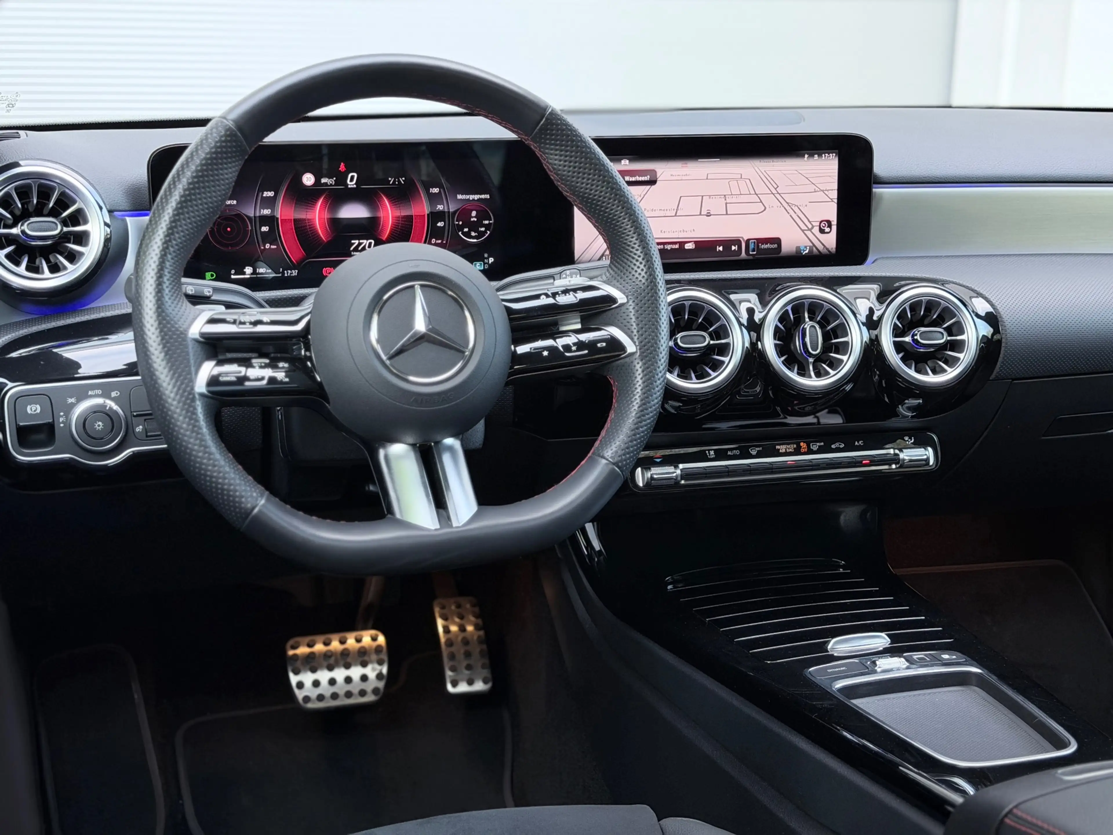 Mercedes-Benz A 180 AMG Night Edition Pano/Camera/Sfeer — photo 11
