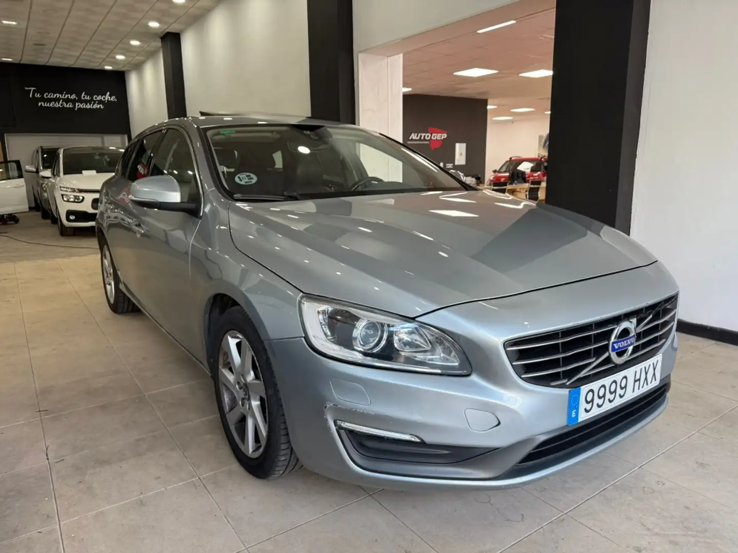 Volvo V60 D2 Momentum Aut. Gris - 2