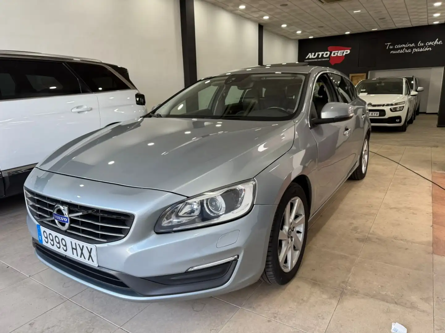 Volvo V60 D2 Momentum Aut. Gris - 1