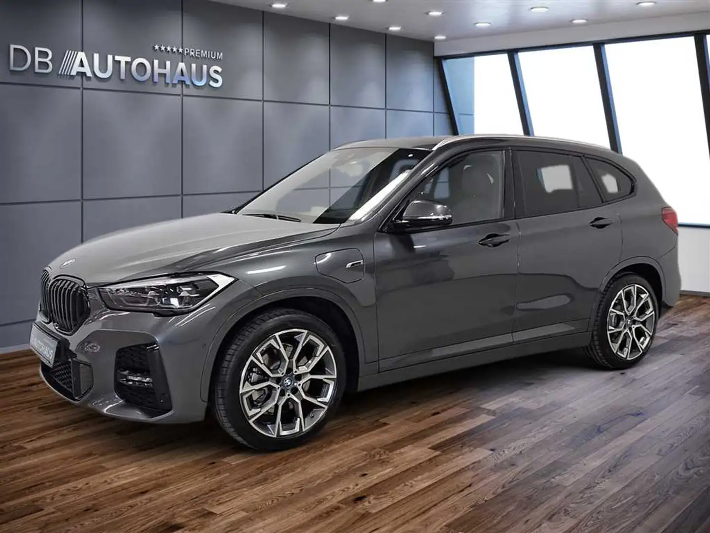 BMW X1 xDrive 25e M Sport Steptronic Grau - 1