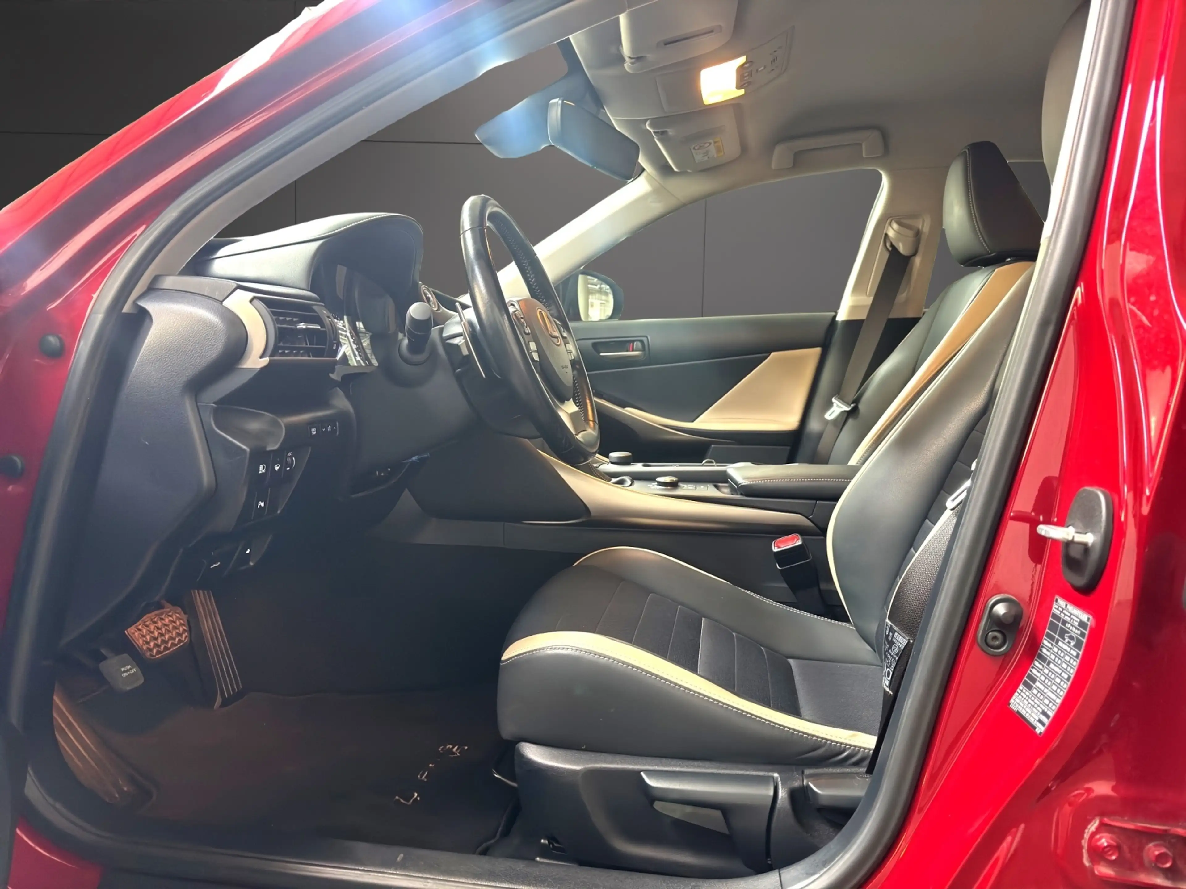 Lexus IS 300 300h — photo 9