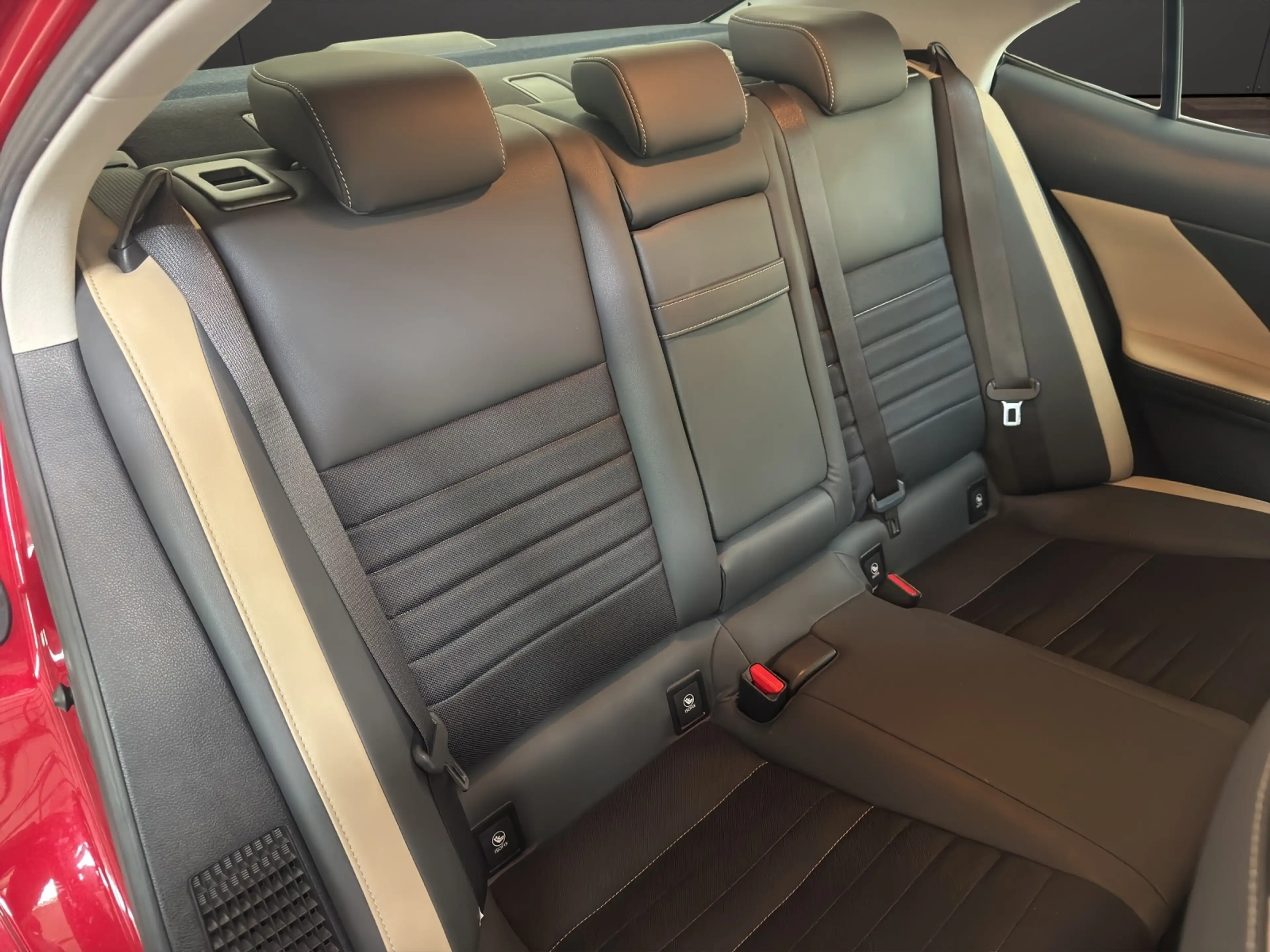 Lexus IS 300 300h — photo 15