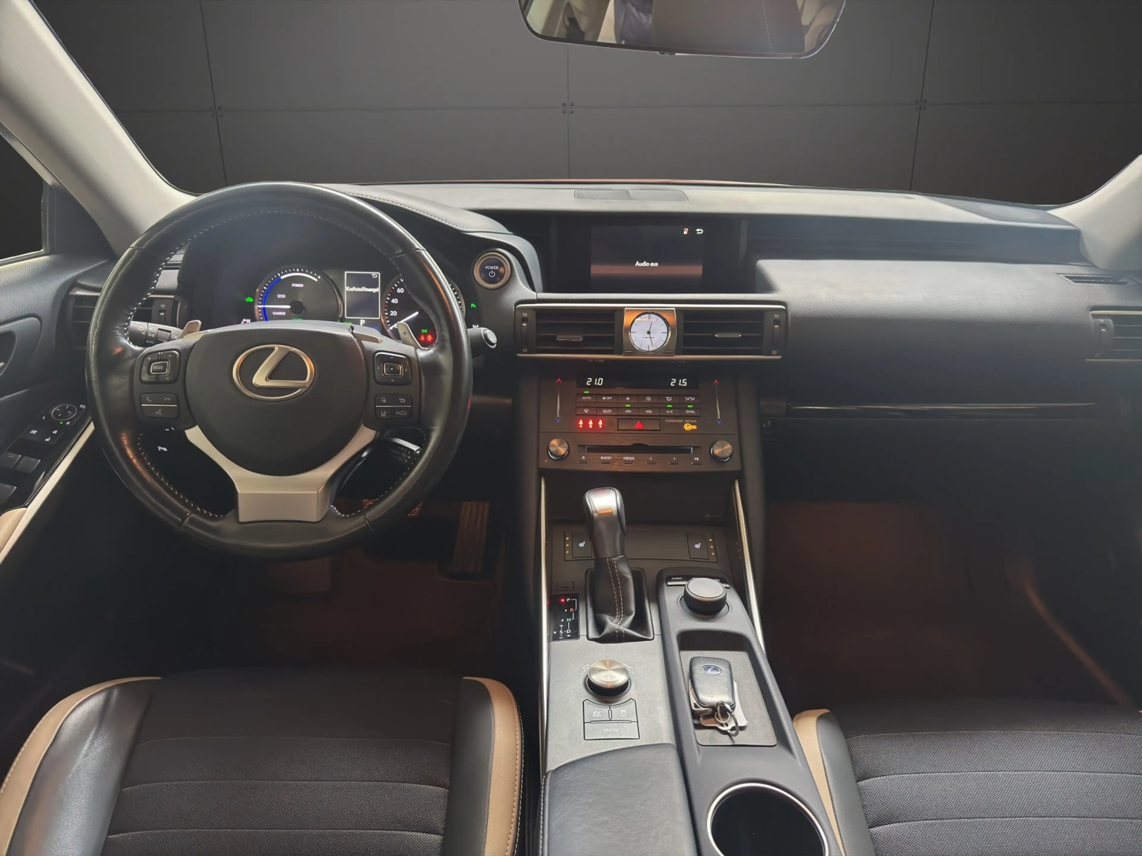 Lexus IS 300 300h — photo 14