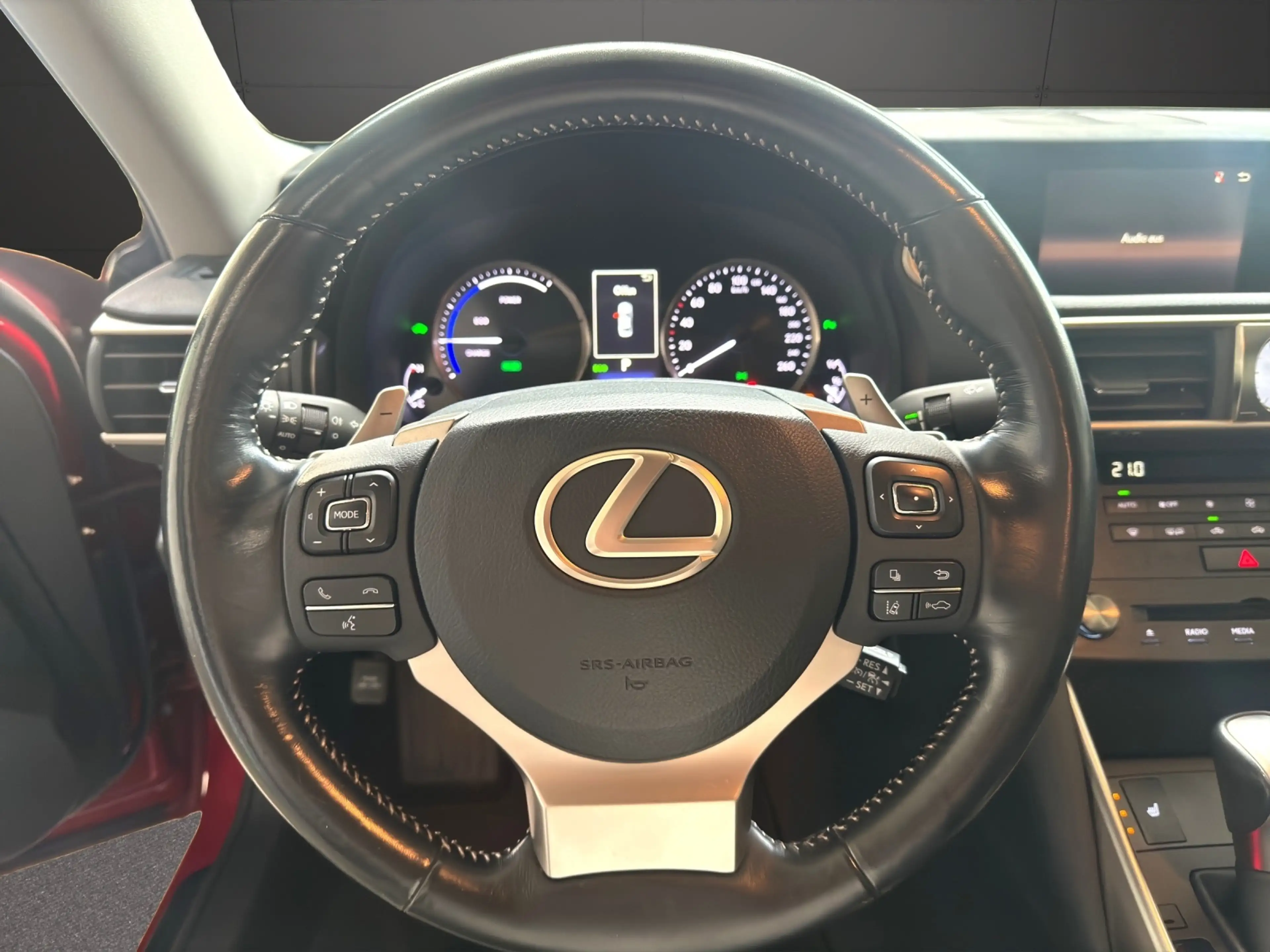Lexus IS 300 300h — photo 10