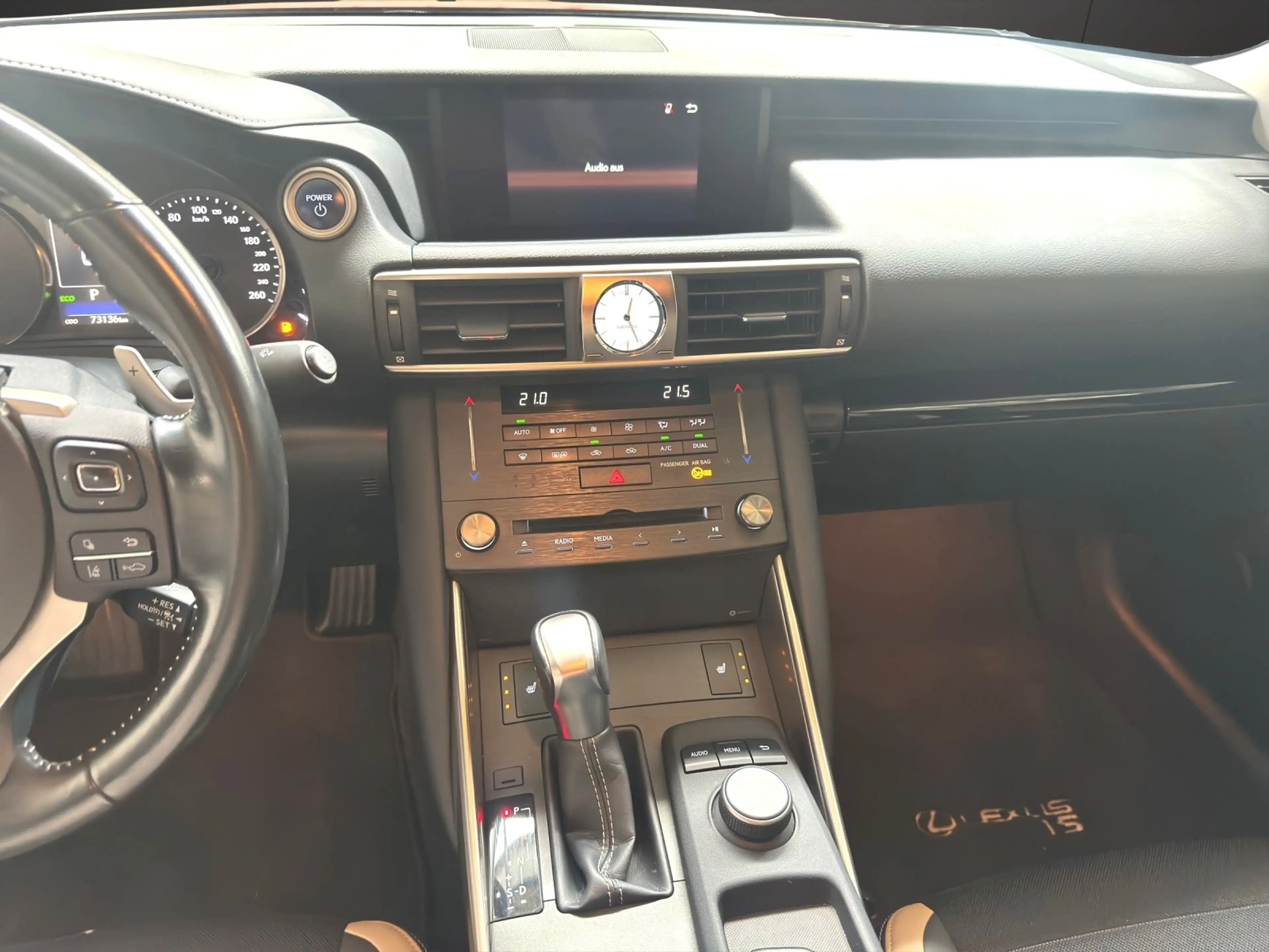 Lexus IS 300 300h — photo 12