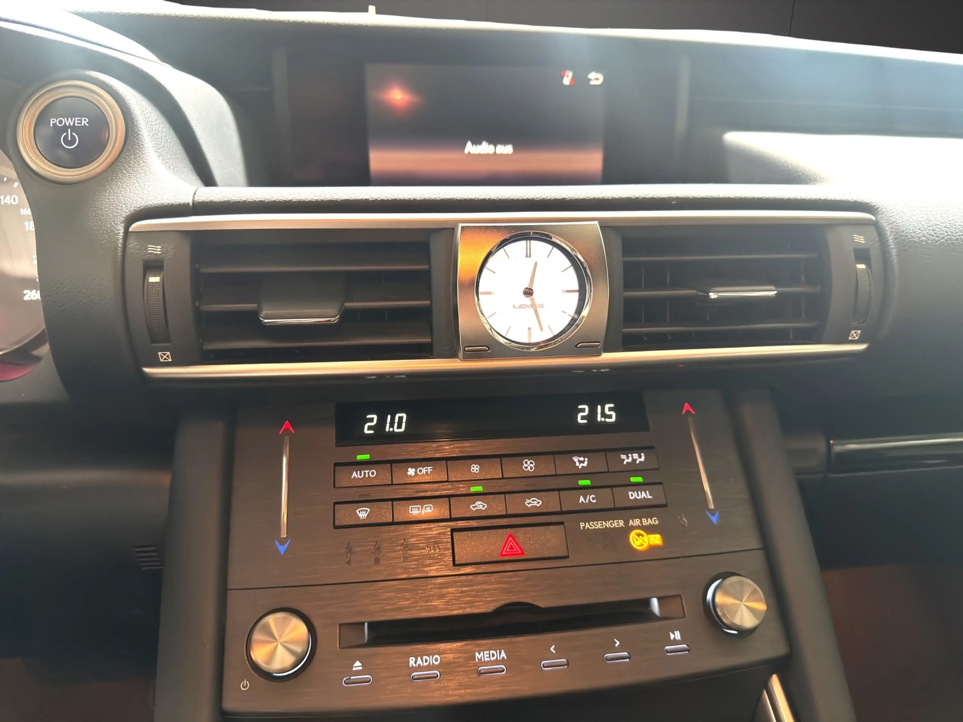 Lexus IS 300 300h — photo 13