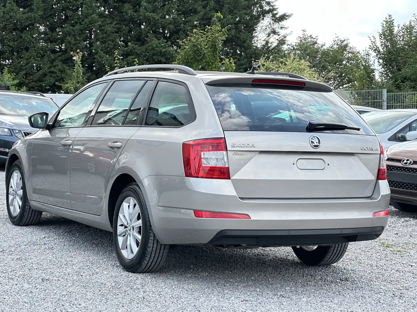 Skoda Octavia • AUTOMATIQUE • Grijs - 2
