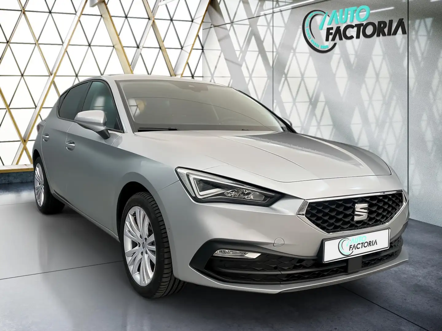 SEAT Leon -24% 1.5 eTSI 150cv BVA7 +MIRRORLINK+RADARS+Opts Gris - 2