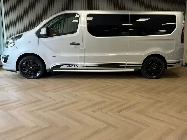 Opel Vivaro view 3