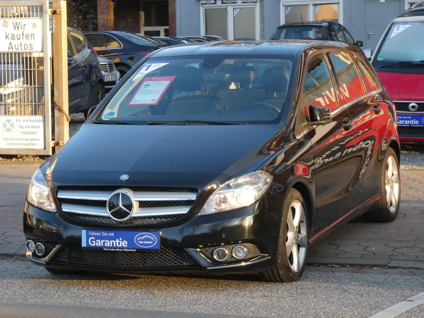 Mercedes-Benz B 200 7G-DCT SPORT PAKET 1.Hand TÜV 11/2027 Schwarz - 2