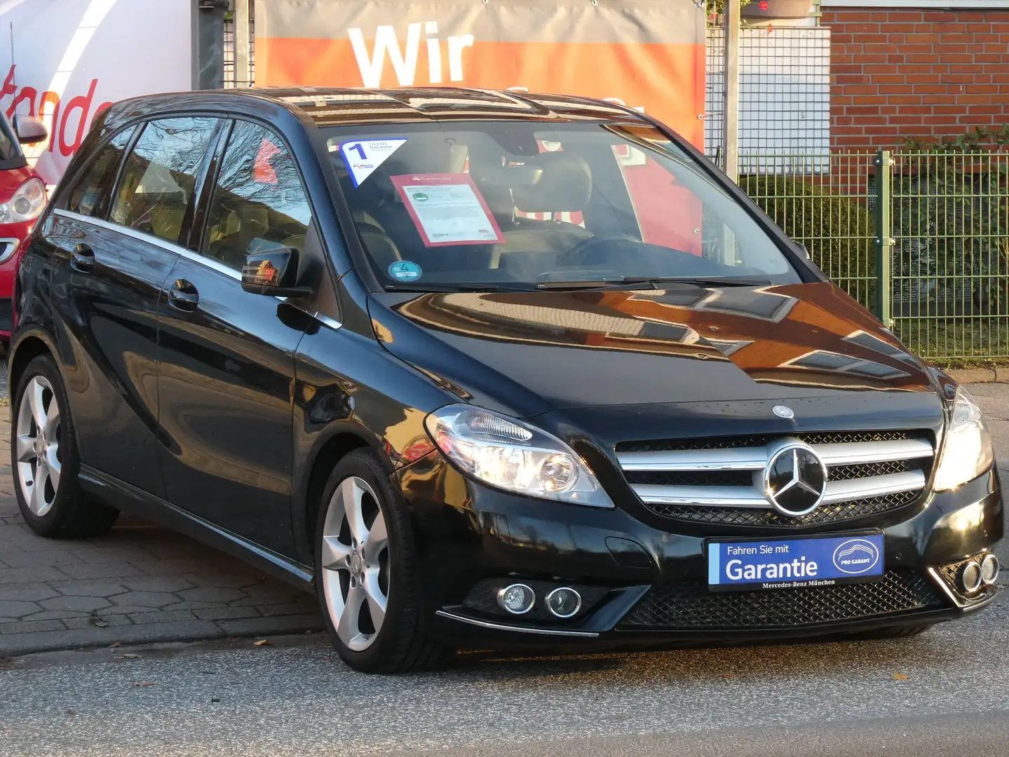 Mercedes-Benz B 200 7G-DCT SPORT PAKET 1.Hand TÜV 11/2027 Schwarz - 1