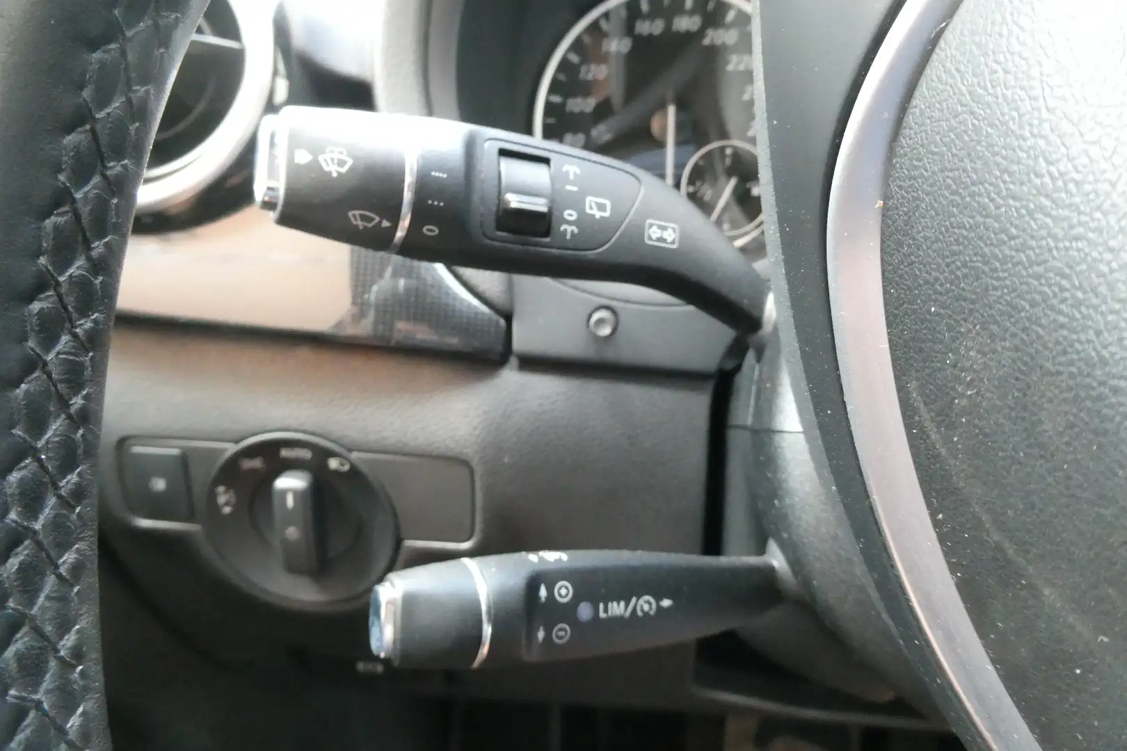 Mercedes-Benz B 200 B 200 7G-DCT SPORT PAKET 1.Hand TÜV 11/2027 Noir - 1