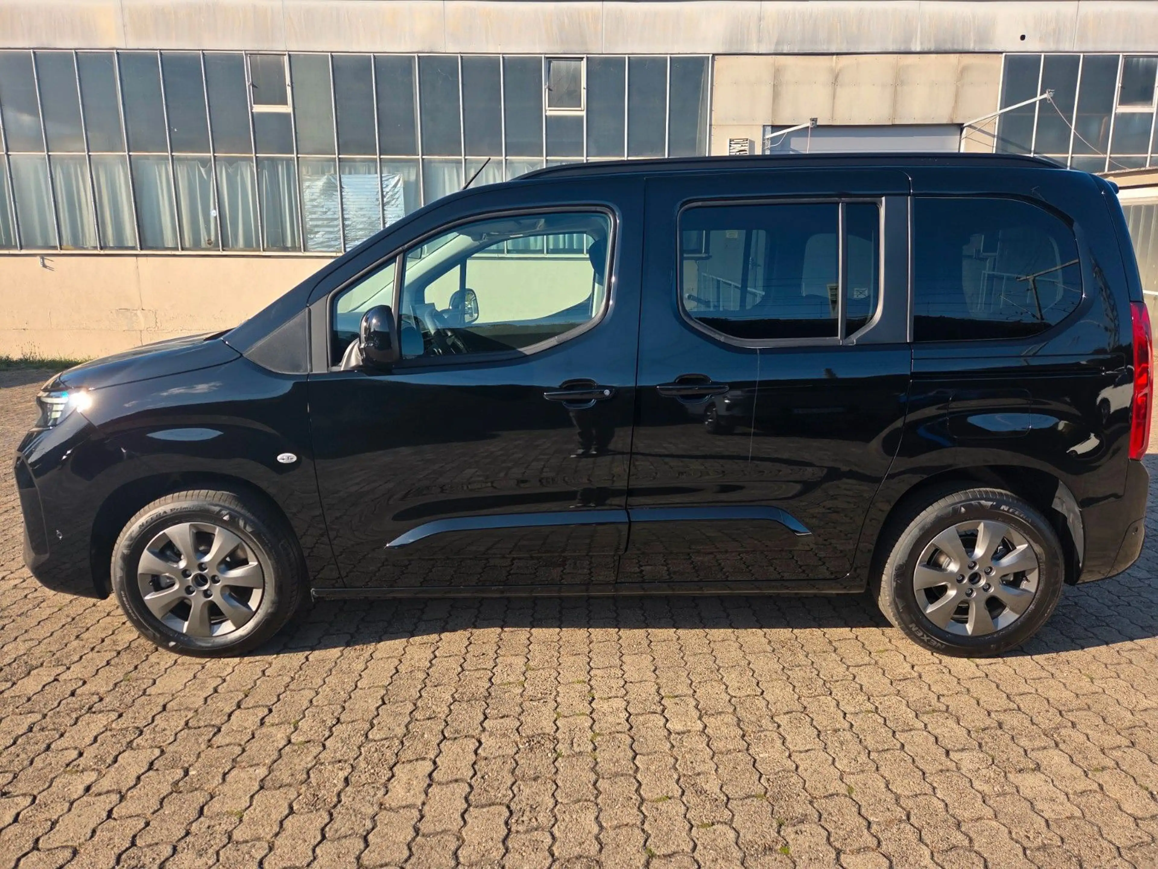 Opel Combo Life 1.5D AT8 GS Navi Sitzhzg Kamera — photo 6