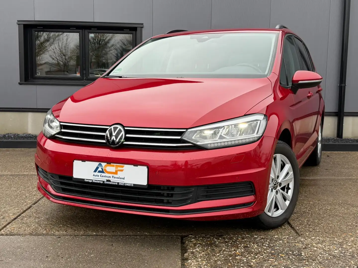 Volkswagen Touran 1.5 TSI DSG 150 pk Highline 5 persoons trekhaak LE Rot - 2