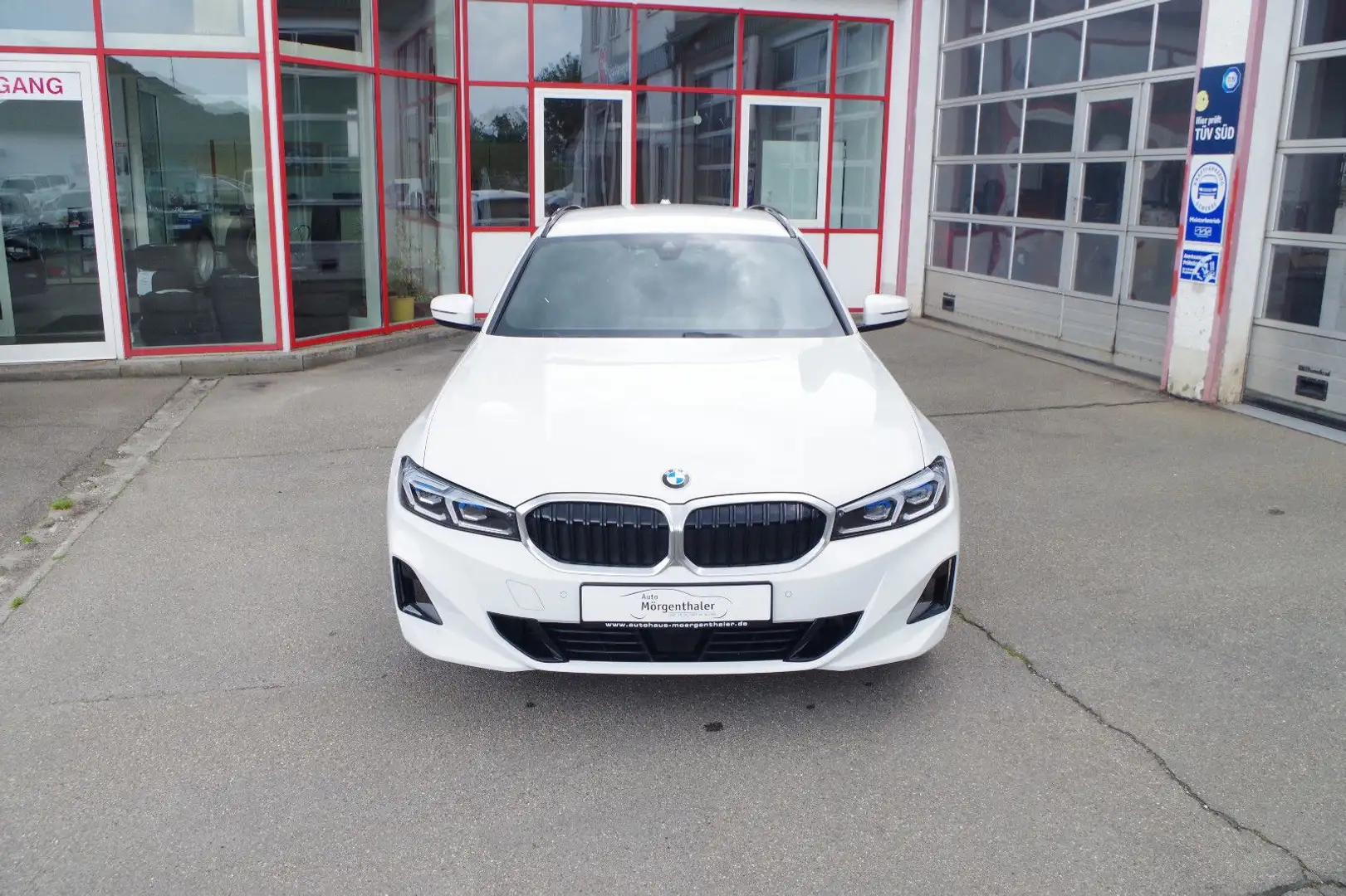 BMW 318 d Touring Steptronic, LED adaptiv, AHK, ACC Weiß - 2