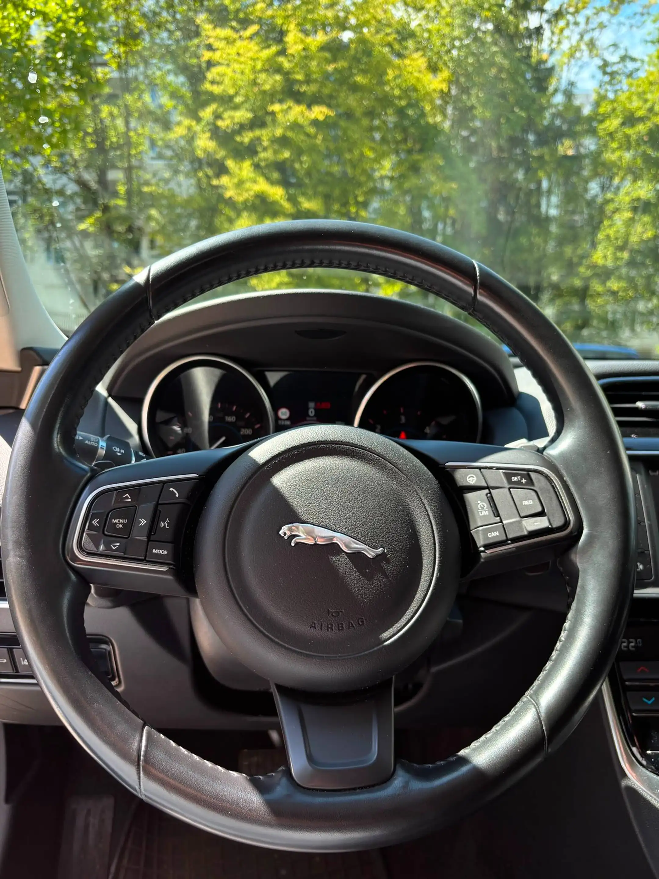 Jaguar XE Prestige AWD — photo 15