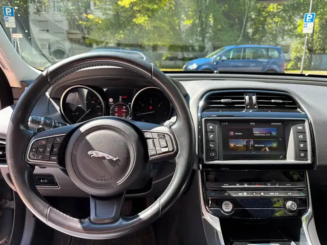 Jaguar Xe view 14