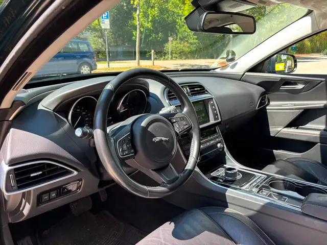 Jaguar Xe view 13