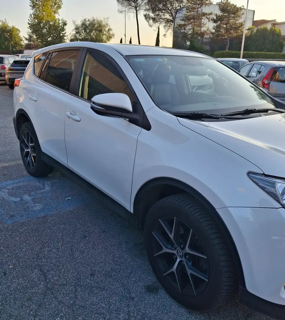 Toyota RAV 4 Rav4 2.2 d-cat Lounge 4wd 150cv auto Bianco - 2