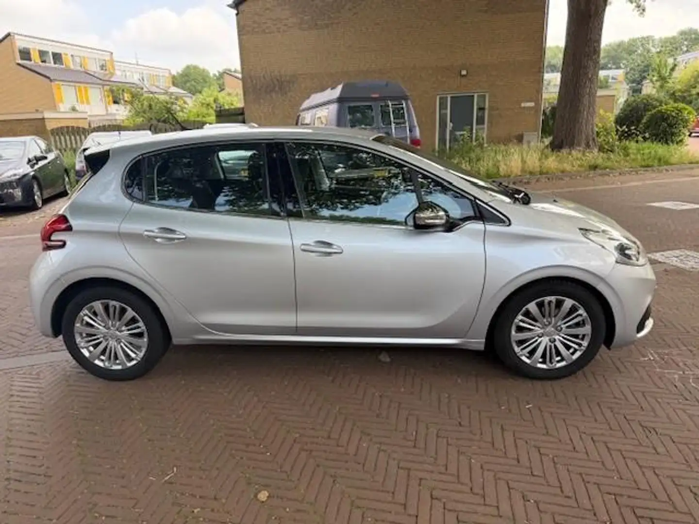 Peugeot 208 Navigatie / Airco / Bouwjaar 2017 / Goed onderhoud Grijs - 2