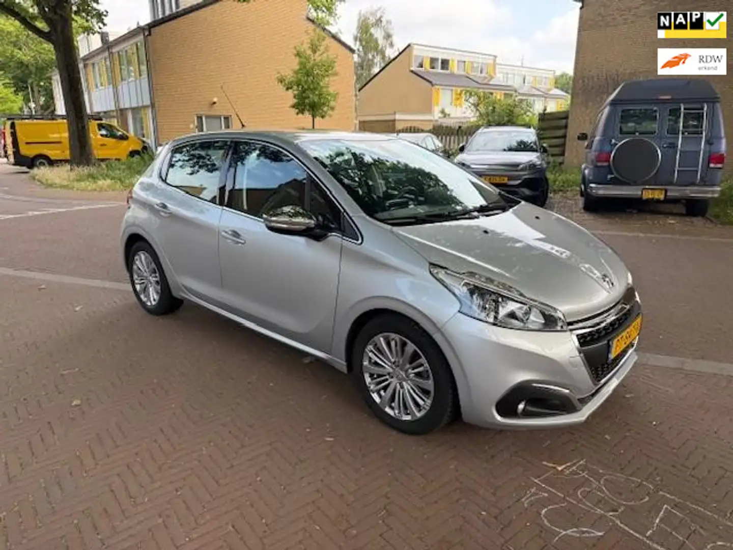 Peugeot 208 Navigatie / Airco / Bouwjaar 2017 / Goed onderhoud Grijs - 1