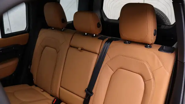 Land Rover Defender view 24
