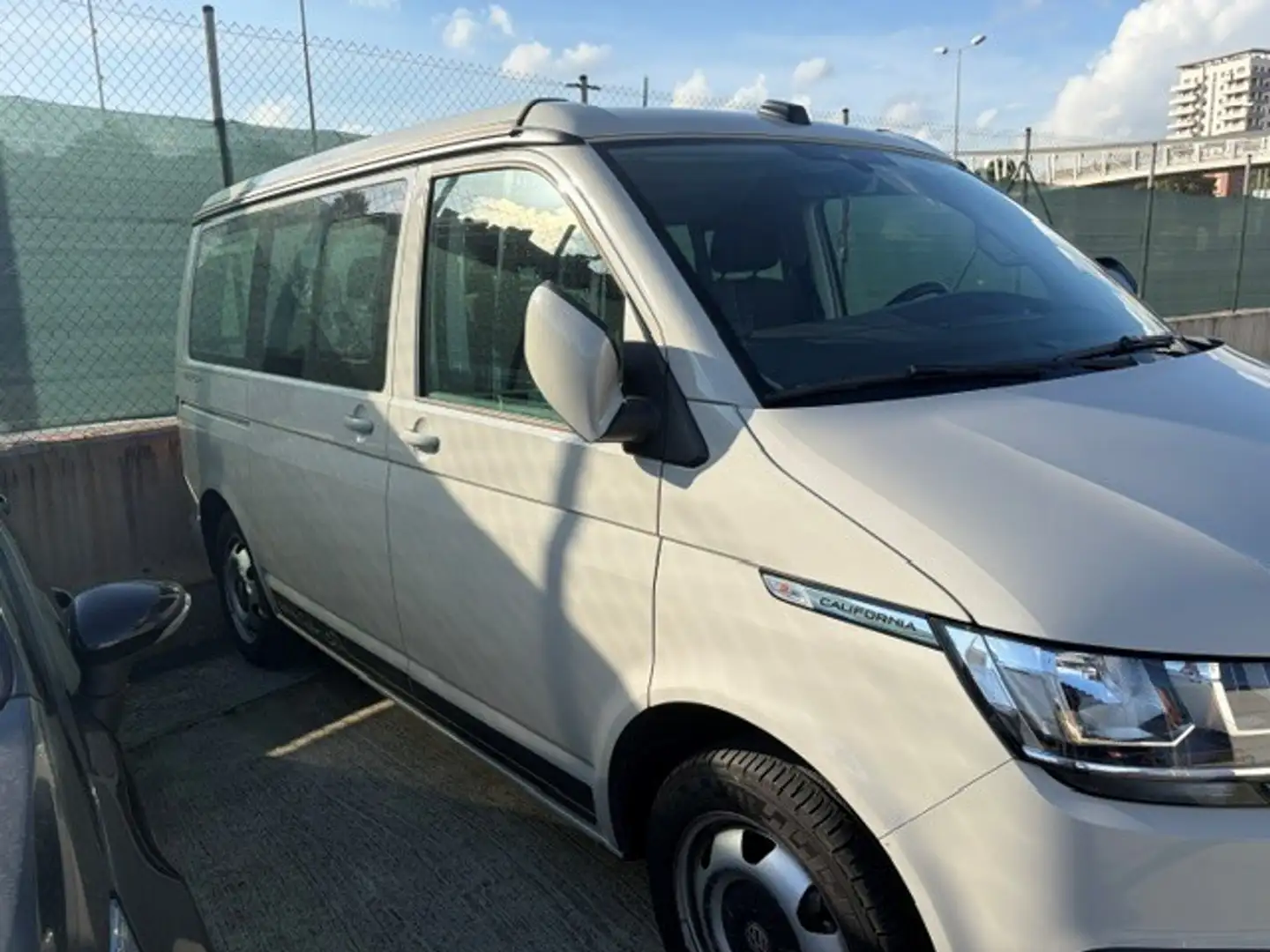 Volkswagen T6.1 California California beach outdoor 150 CV Manual Gris - 2