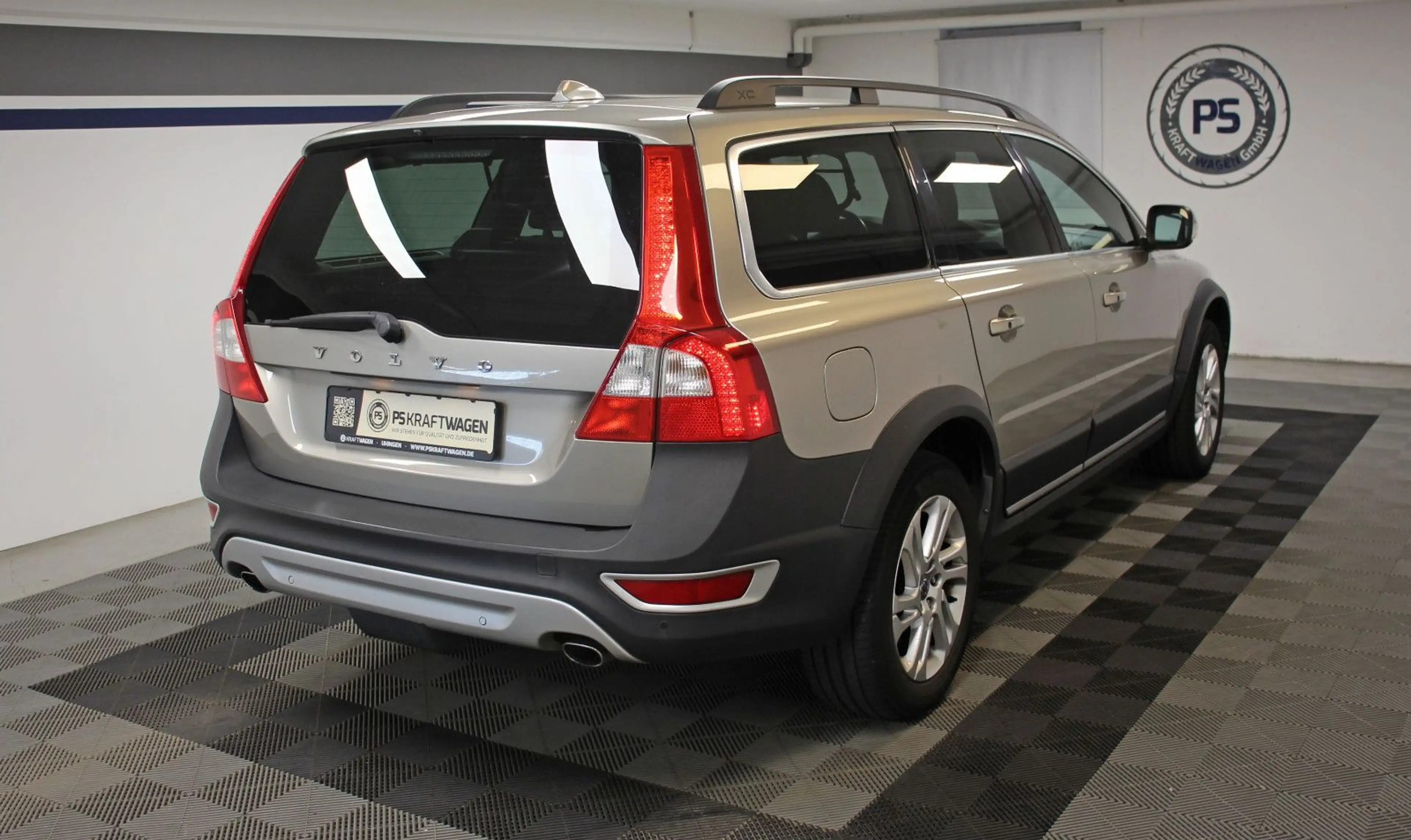 Volvo XC70 2.4 Diesel AWD *AHK/NAVI/PANO/STHZ/S.HEFT* — photo 3