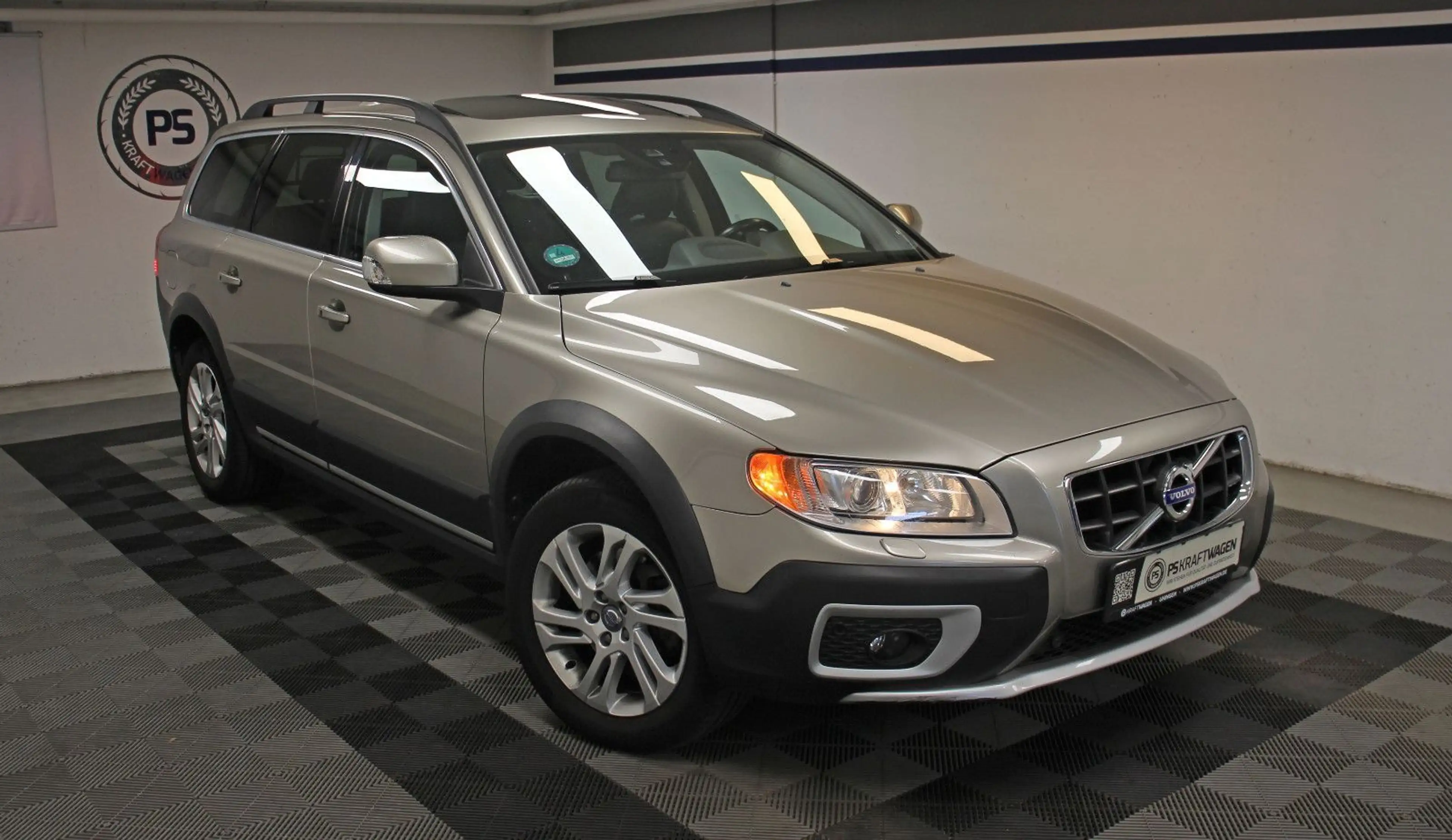 Volvo XC70 2.4 Diesel AWD *AHK/NAVI/PANO/STHZ/S.HEFT* — photo 2