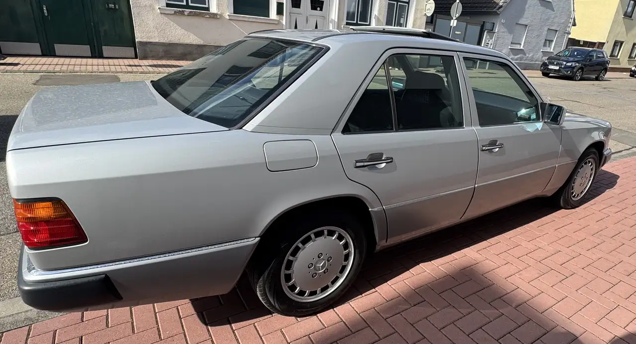 Mercedes-Benz 230, foto 2
