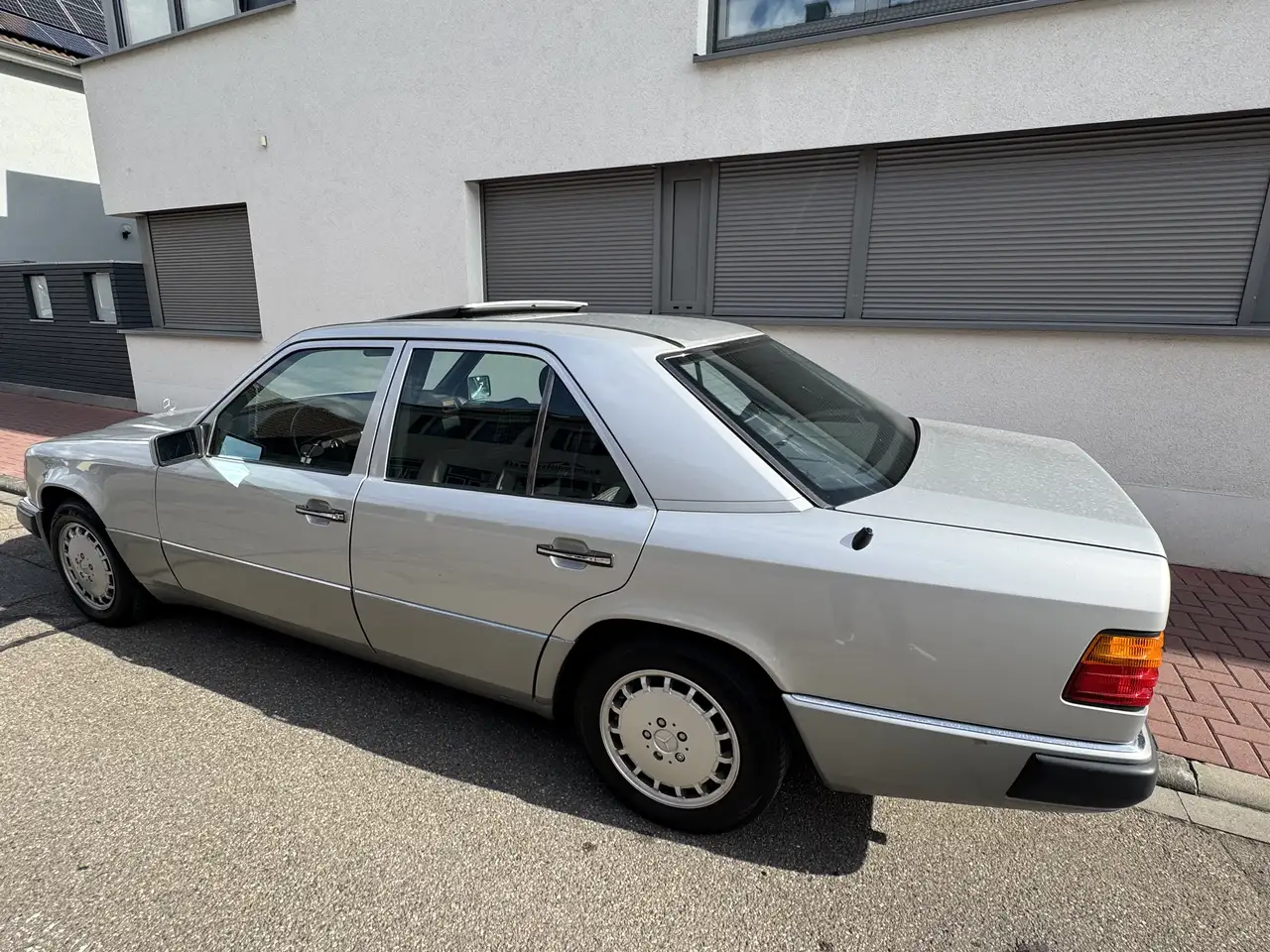 Mercedes-Benz 230, foto 1