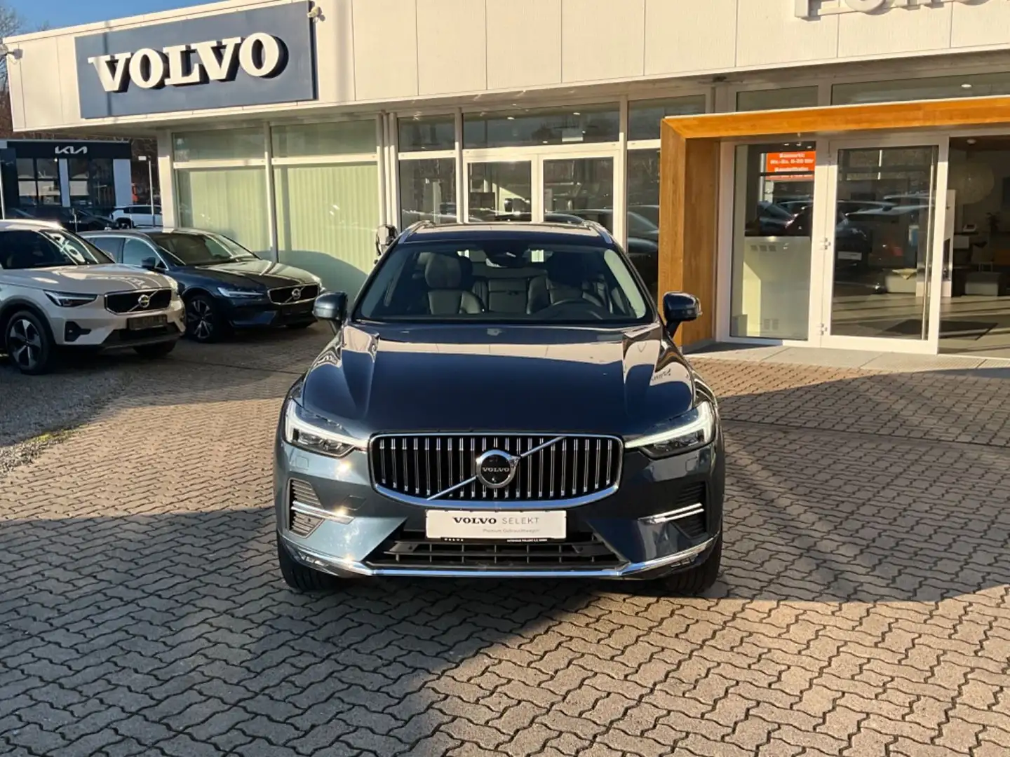 Volvo XC60 B4 AWD Mild Hybrid Diesel Plus Bright Blau - 2