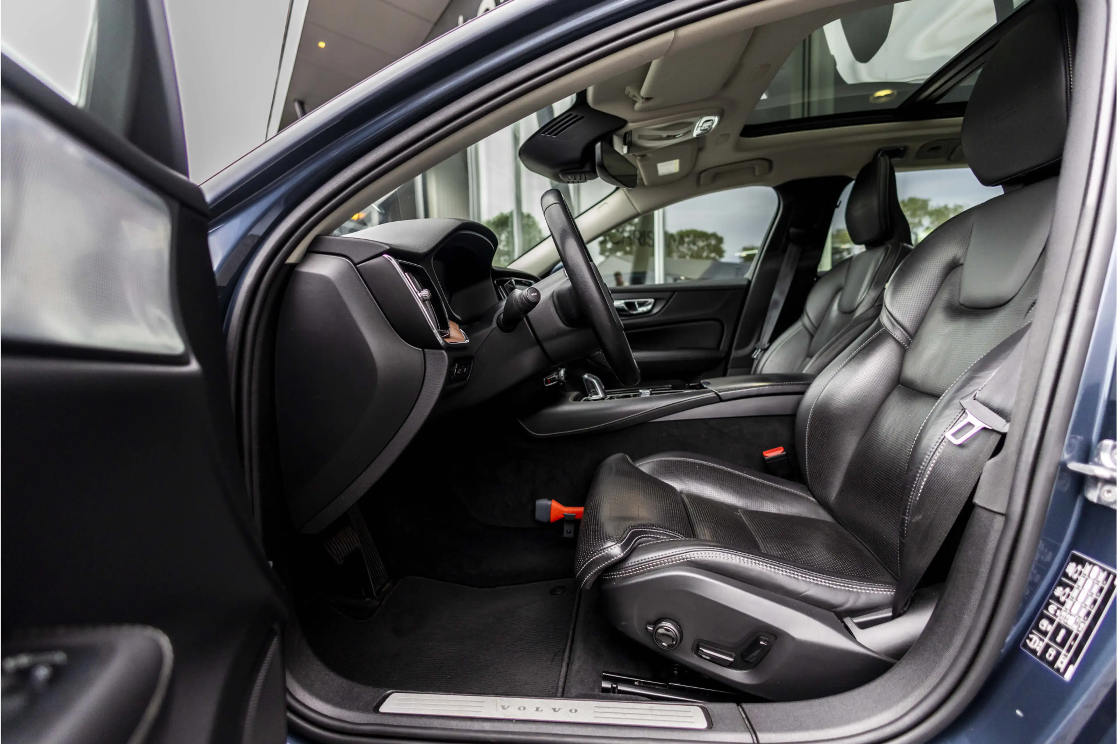 Volvo V60 2.0 T8 Twin Engine AWD Inscription | Pano | Bowers — photo 9