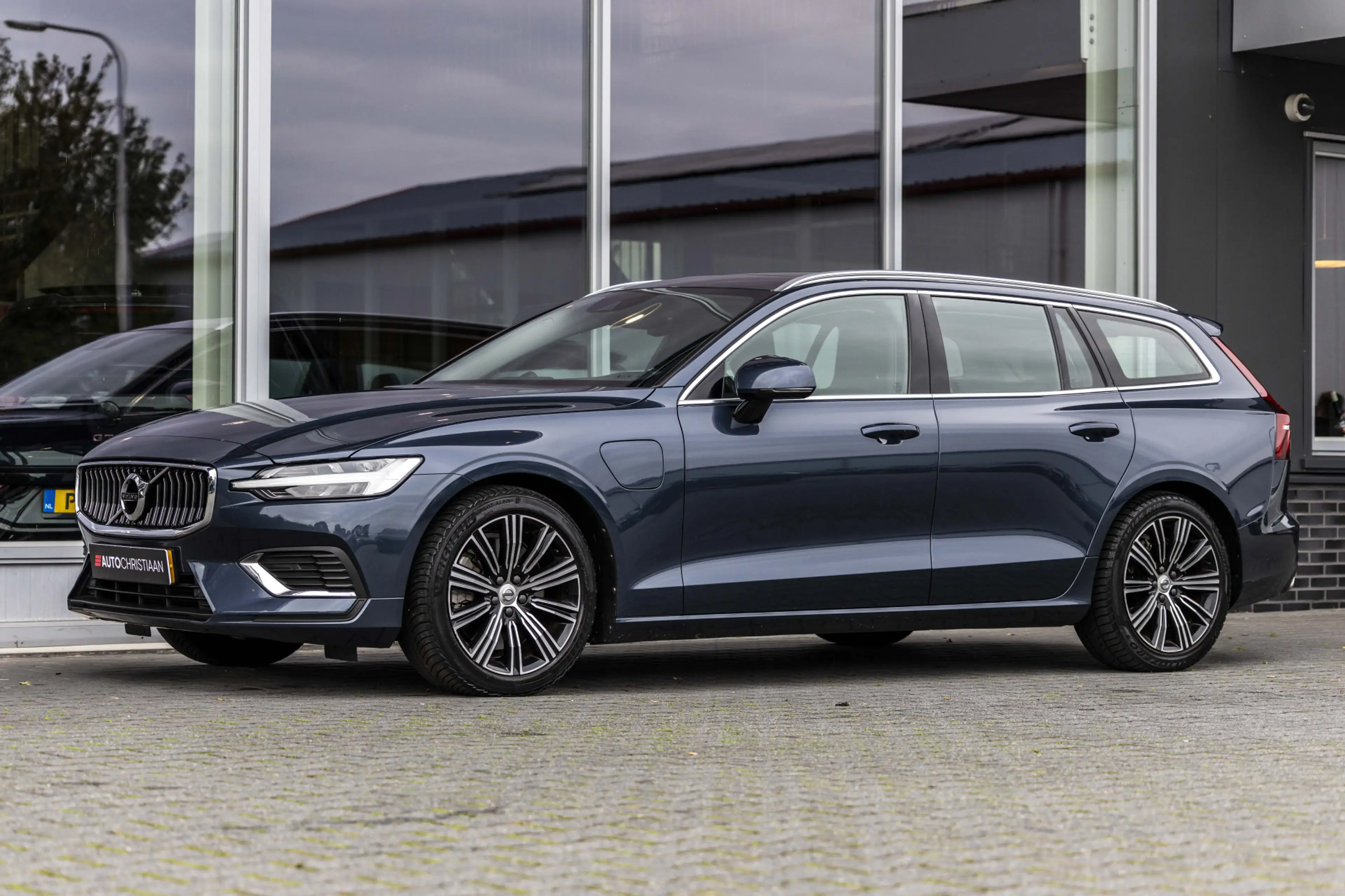 Volvo V60 2.0 T8 Twin Engine AWD Inscription | Pano | Bowers — photo 14