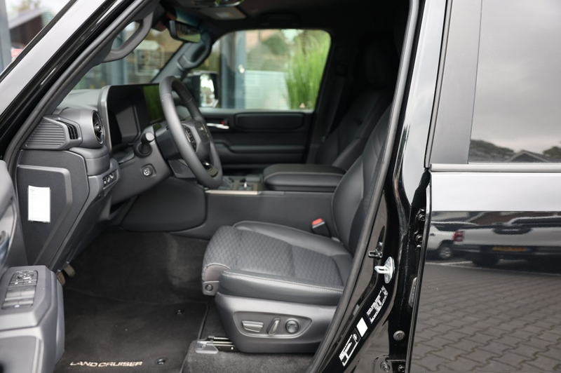 Toyota Land Cruiser 2.8 D-4D 5DRS PROFESSIONAL A/T VAN — photo 11