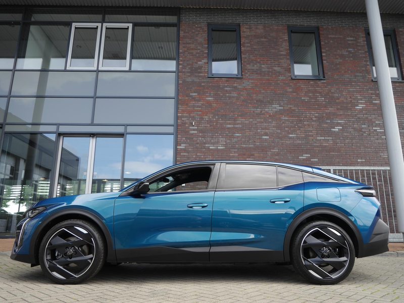 Peugeot 408 1.6 HYbrid GT 225 EAT8 First Edition | Plug in Hyb — photo 6