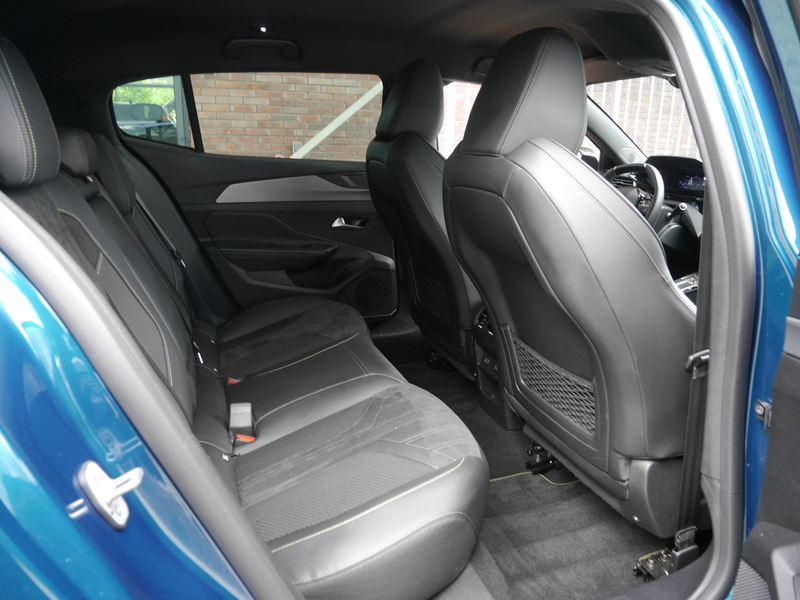 Peugeot 408 1.6 HYbrid GT 225 EAT8 First Edition | Plug in Hyb — photo 13