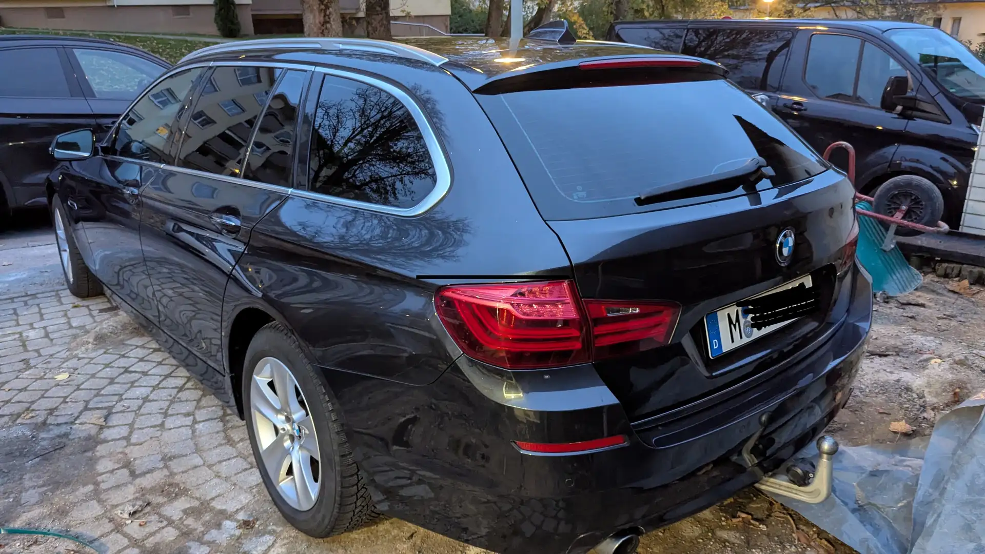 BMW 535 535i xDrive Touring, AHK. HeadUp, NappaLeder Grau - 2