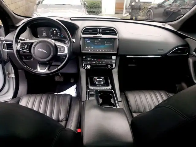 Jaguar F-Pace 2.0 AWD AUTO. R-SPORT