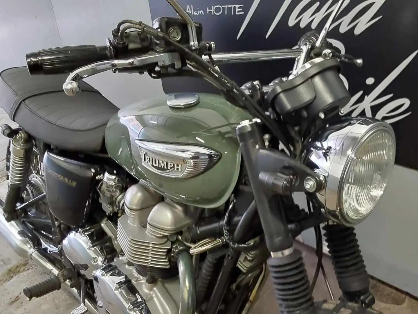 Triumph Bonneville T100 TRIUMPH BONNEVILLE TRANSFORMEE SCRAMBLER, 6995 EUR Zelená - 2