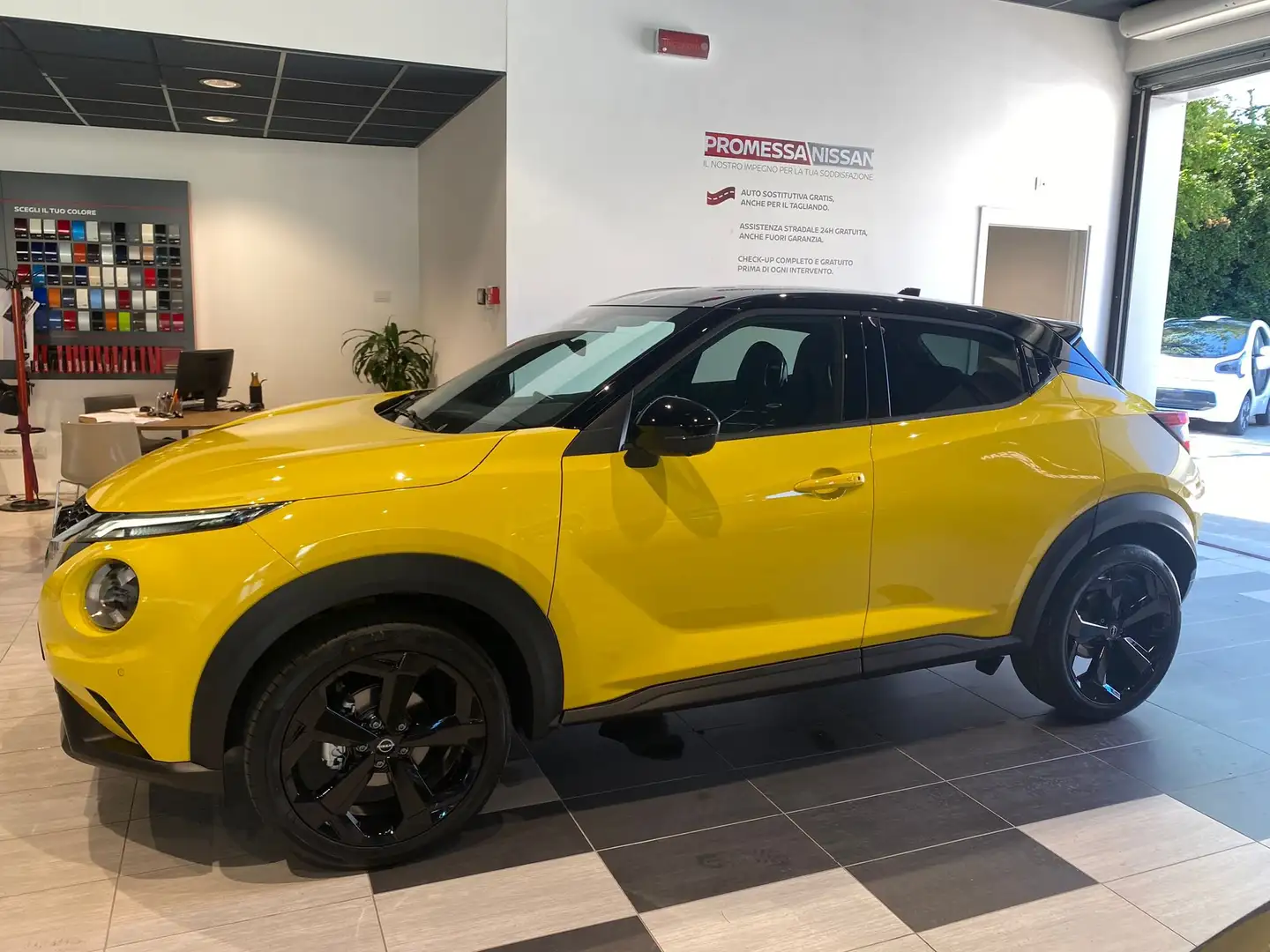 Nissan Juke 1.0 dig-t Tekna 114cv Giallo - 2