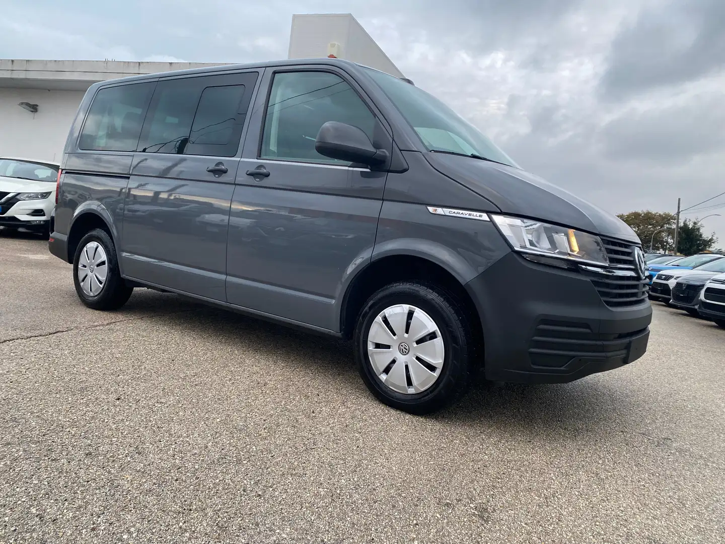 Volkswagen T6.1 Caravelle 2.0 TDi 110Cv PC 9 POSTI TrendLine Gri - 1