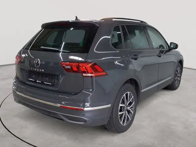 Volkswagen Tiguan view 4