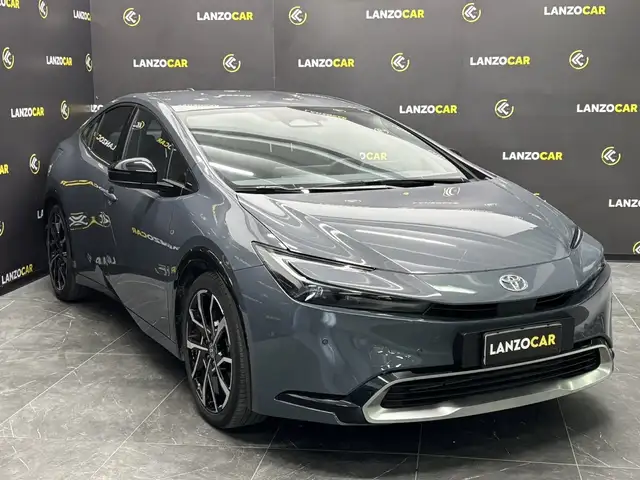 Toyota Prius view 3